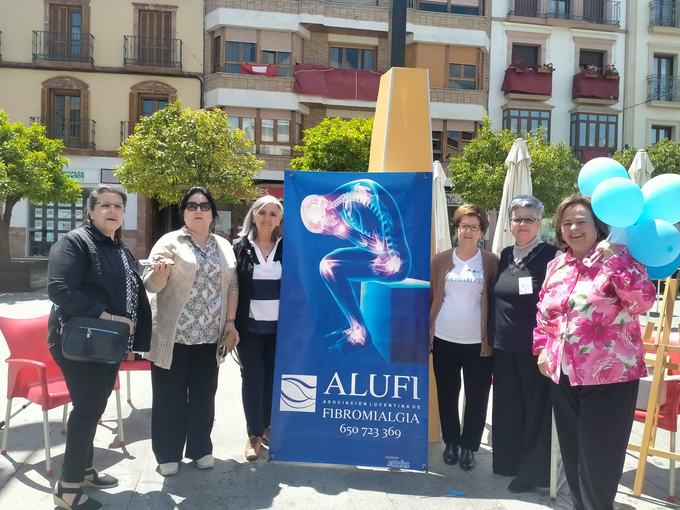 Mesa informativa por la visibilidad de la fibromialgia