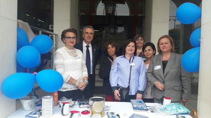Acción informativa con globos azules