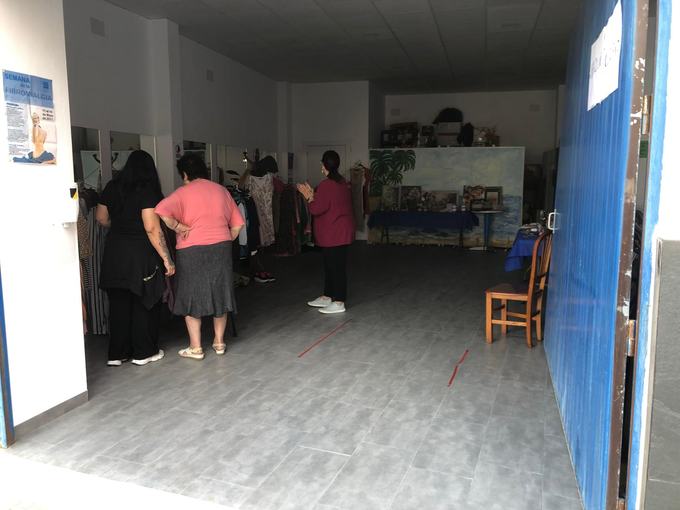 Mercadillo solidario de ALUFI en la sede
