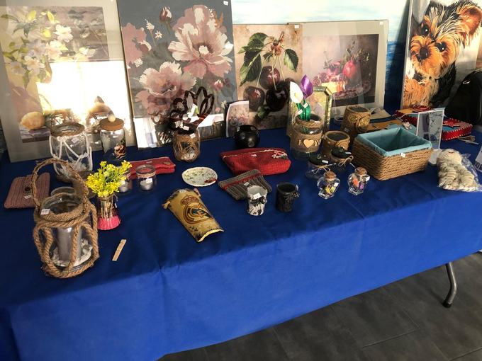 Mesa de objetos artesanales del mercadillo solidario