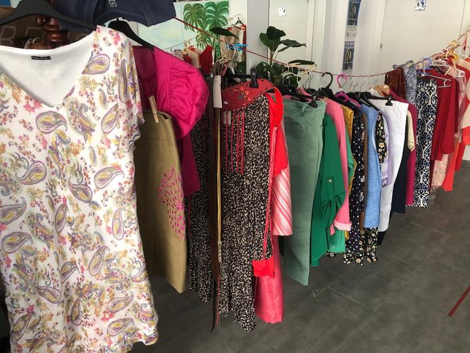 Ropa expuesta en el mercadillo solidario