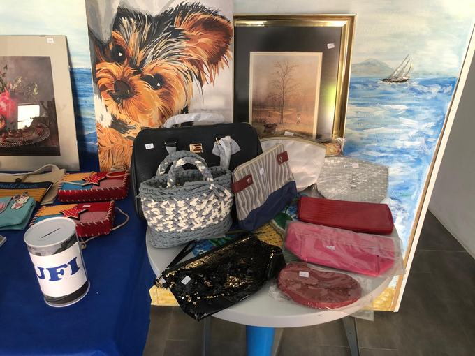 Bolsos y cuadros del mercadillo solidario