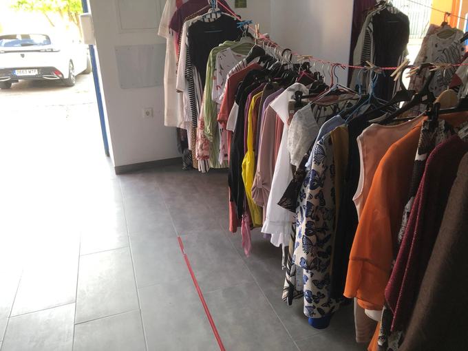 Prendas solidarias disponibles en la sede