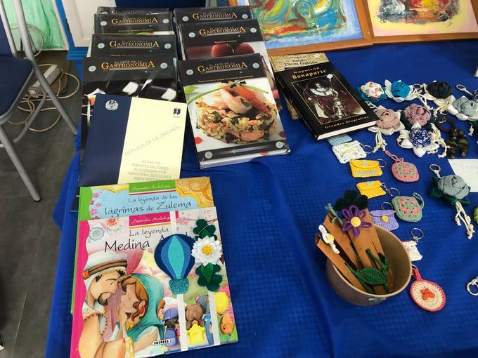 Libros y detalles del mercadillo solidario