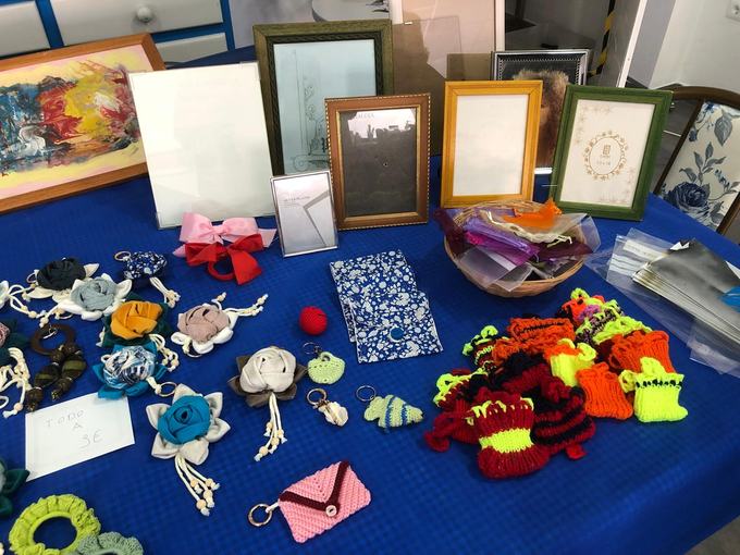 Llaveros y artículos solidarios del mercadillo