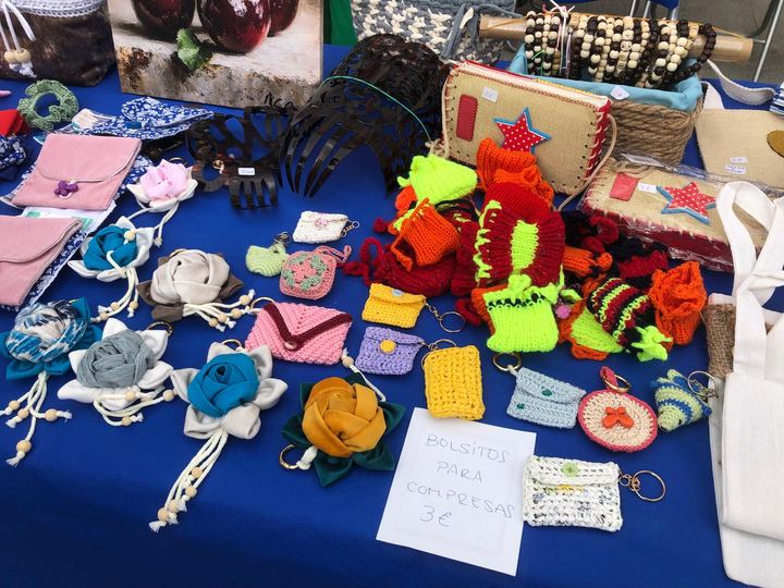 Manualidades solidarias de ALUFI expuestas en Plaza Nueva
