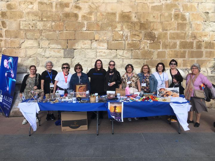 Grupo de ALUFI junto a la mesa informativa del Día de la Fibromialgia 2026