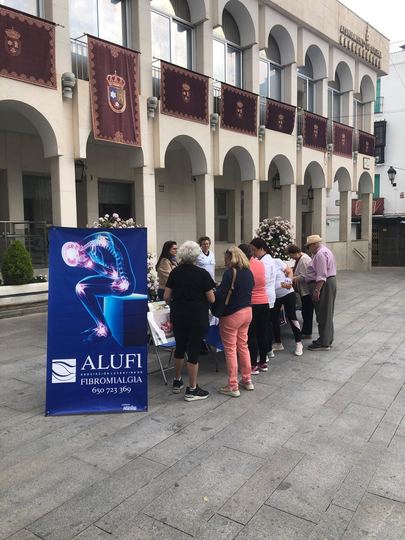 Punto informativo de ALUFI frente al Ayuntamiento de Lucena