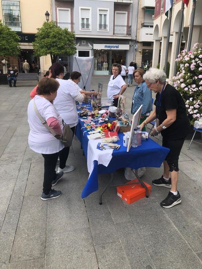 Personas visitando la mesa de ALUFI en Plaza Nueva