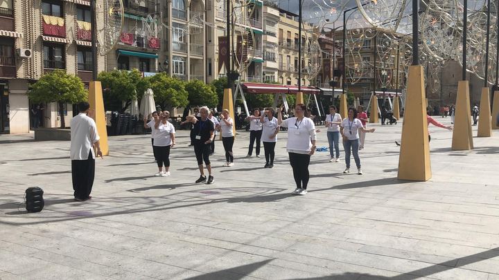Participantes en la clase de Tai Chi de ALUFI