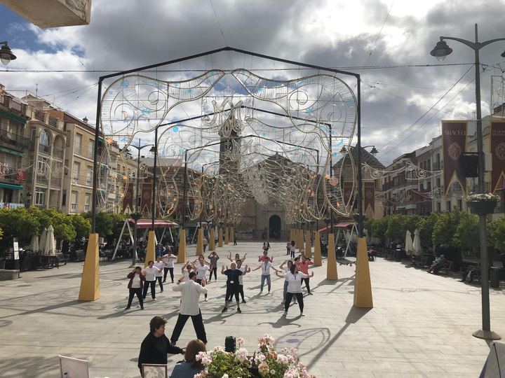 Clase de Tai Chi en Plaza Nueva con motivo del Día de la Fibromialgia