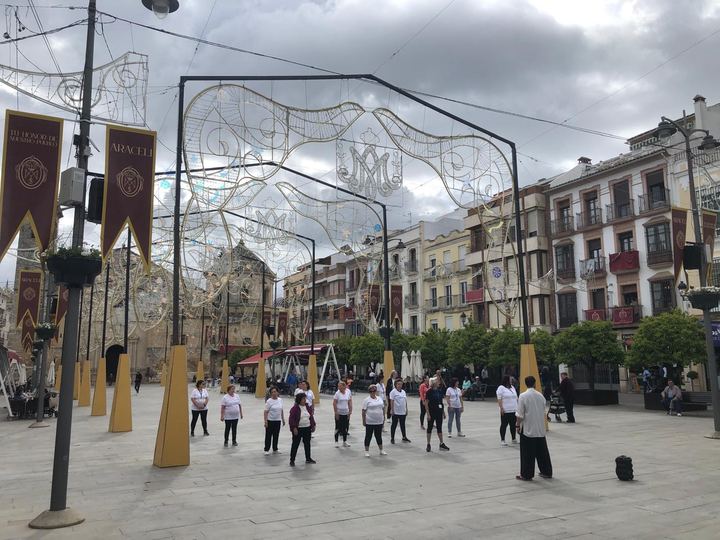Grupo de Tai Chi en Plaza Nueva durante el Día de la Fibromialgia