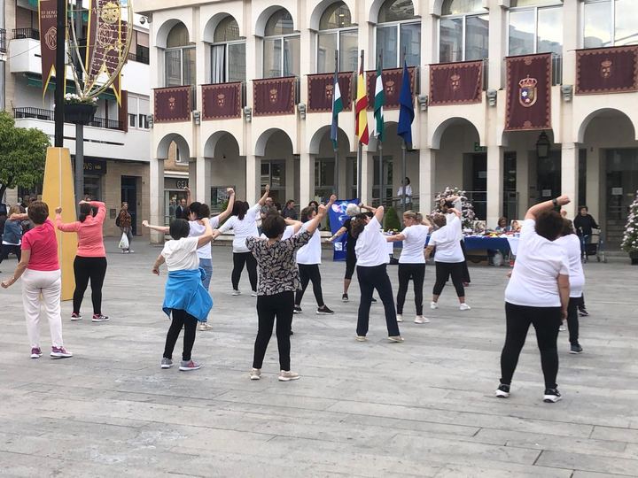 Ejercicios de Tai Chi junto al Ayuntamiento de Lucena