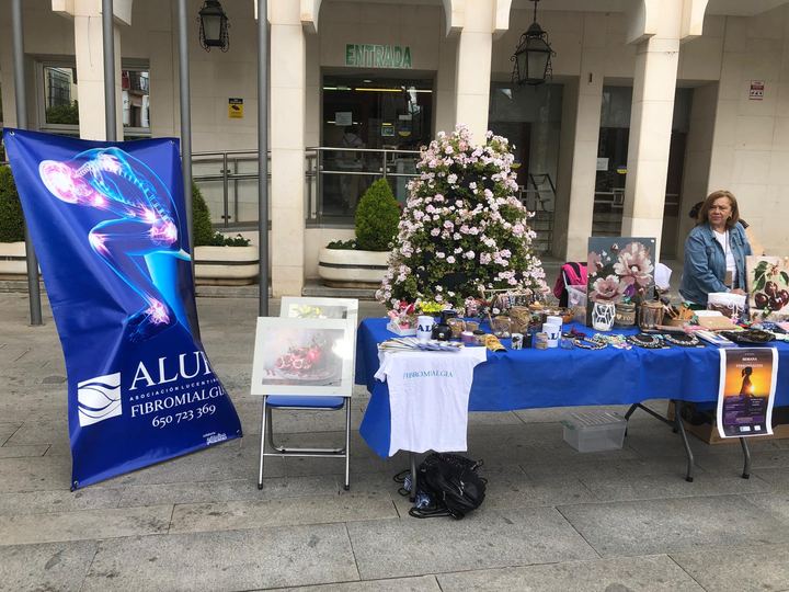 Mesa informativa de ALUFI y cartel de la Semana de la Fibromialgia