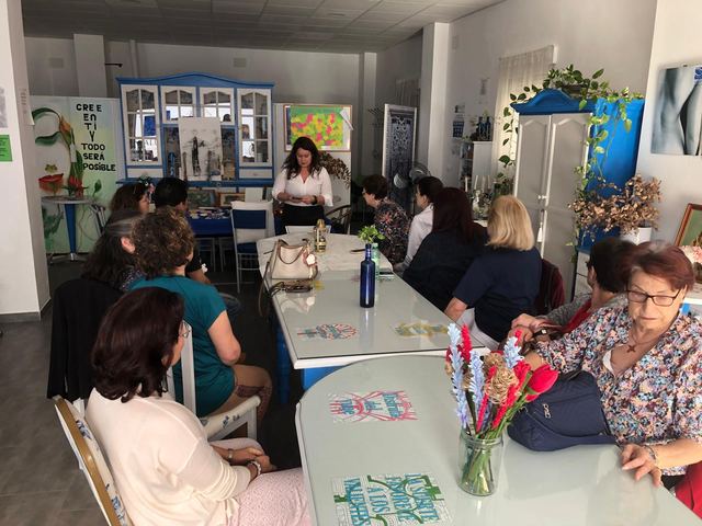 Participantes en el taller de hipnosis de ALUFI el 11 de mayo
