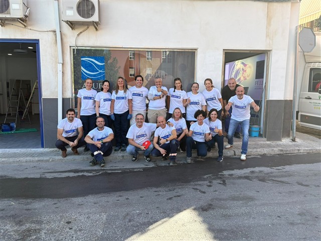 Grupo de voluntariado de Carrefour junto a ALUFI frente a la sede de la asociación