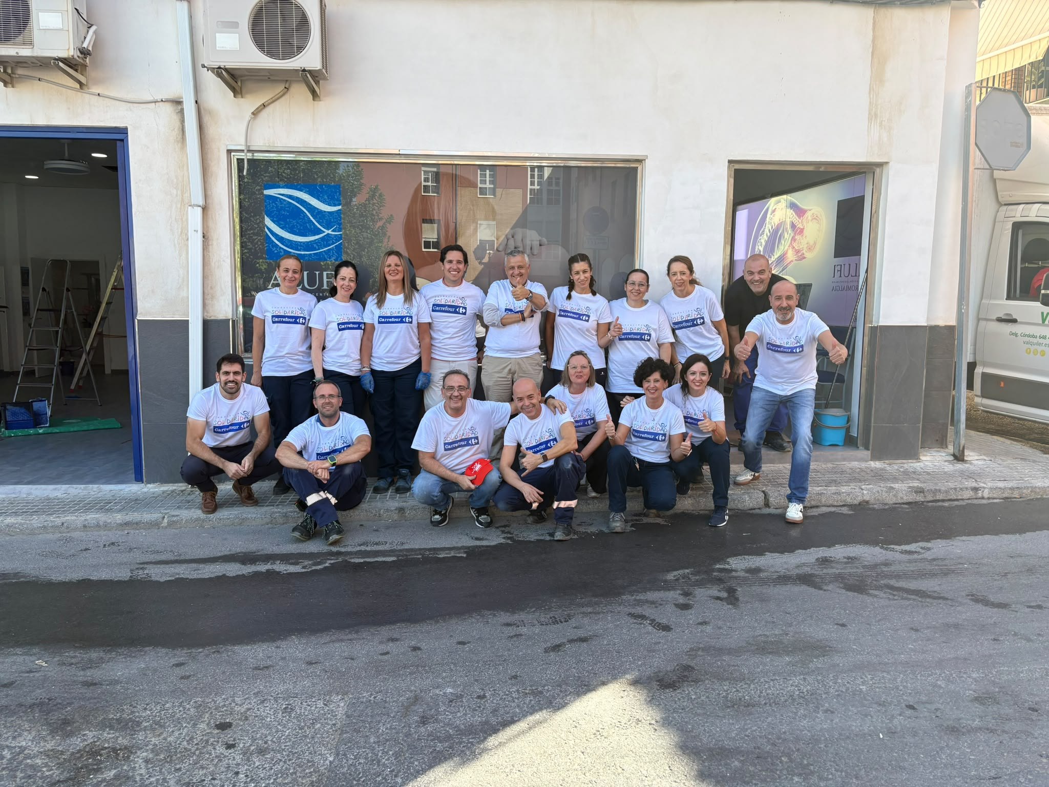 Grupo de voluntariado de Carrefour junto a ALUFI frente a la sede de la asociación
