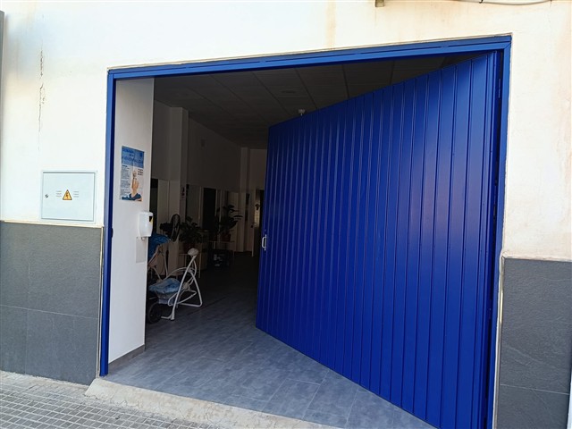 Entrada de la sede de ALUFI con la puerta azul abierta